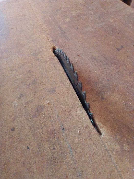 Serra rotativa de corte para marcenaria.