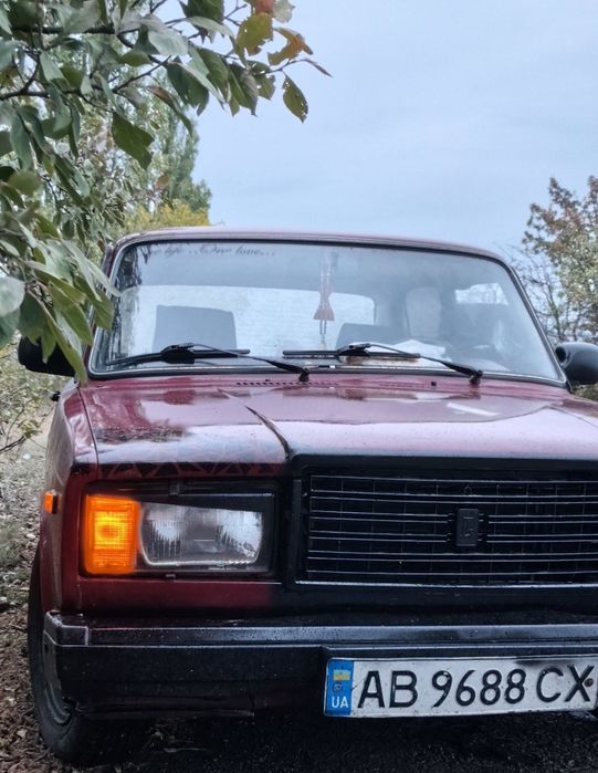 ВАЗ 2107 в чудовому стані, на зимній резині, нові шарові та всі ризинки реактивних тяг, двигун промивався та мінялось масло. Авто кожен день на ходу, мотор 1.5 їде бодро, не димить, масла не бере, авто не гниле не варяне, салон охайний, є не погана музика, газ вписаний. По домовленості є пригон та мінімальний торг.
Телефонуйте 09******63.