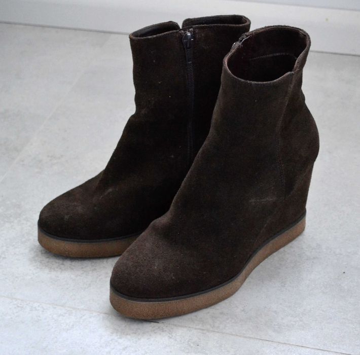 Zamszowe botki na koturnach Lasocki