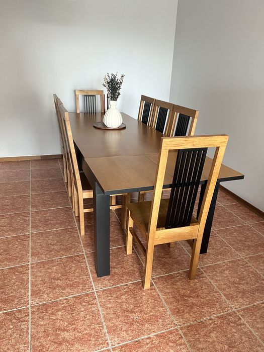 Mesa de jantar extensível com 8 cadeiras.