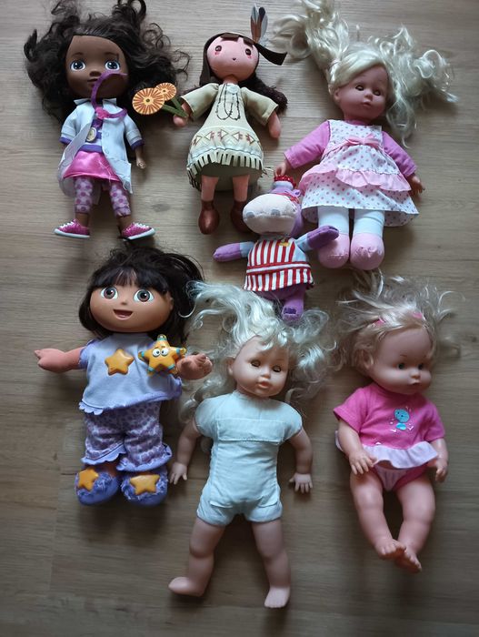 Várias bonecas bonitas