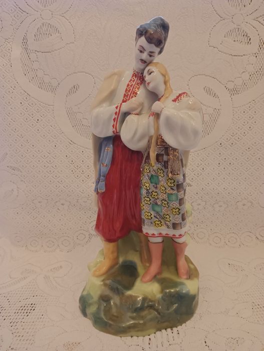 Статуэтка фарфоровая