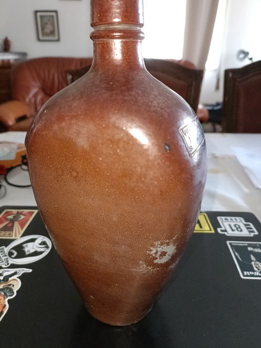 Garrafa de vinho  antiga  em grés