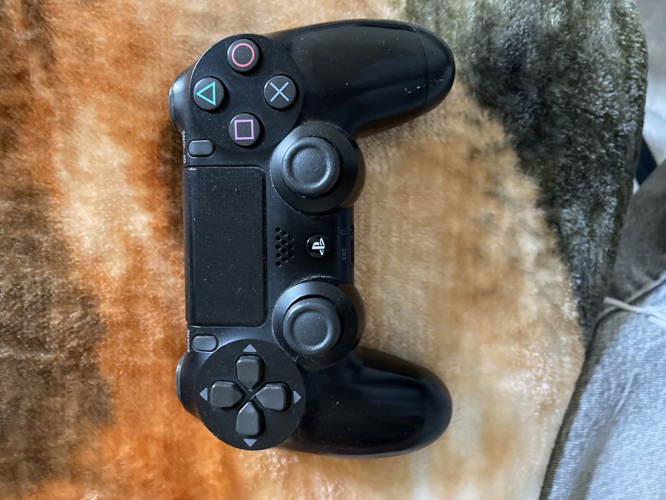 PlayStation 4 com comando 1TB