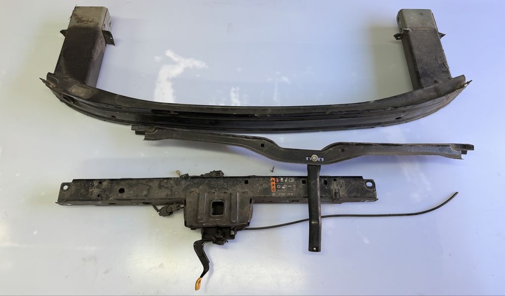 Opel Zafira C lift pas przedni z22y