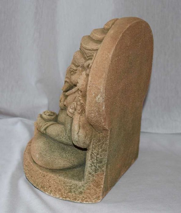 Ganesh em pedra, made in India