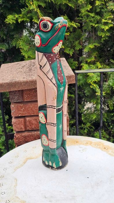 Drewniana afrykańska figurka rzeźbiona,żaba,wys.61,5 cm.