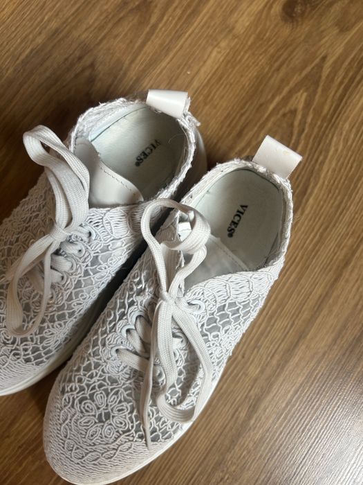 Białe ażurowe sneakersy z koronką z motywem kwiatowym na platformie