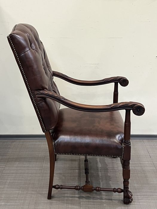 Антикварне крісло в стилі Честерфілд з різьбленням. Німеччина