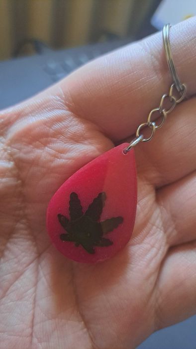 Handmade Breloczek czerwony z symbolem konopi