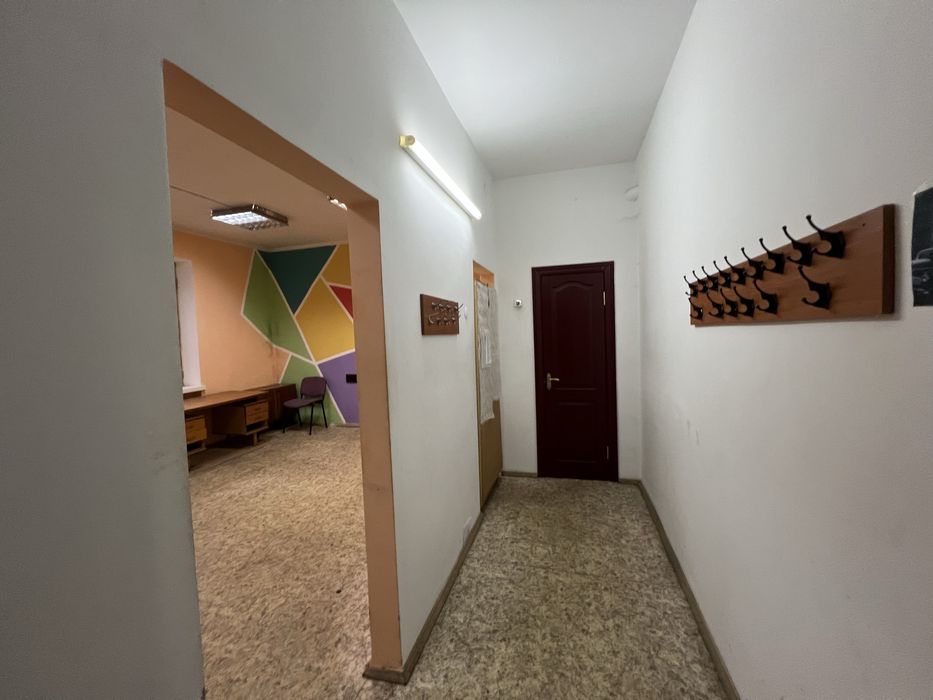 Оренда 2 приміщ.: 30.4 м. кв./12.9 м.кв., Центр, вул. Відінська, 40А,