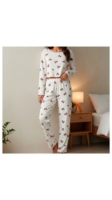 Biały komplet - piżama w wiśnie, prążkowany, crop top + spodnie