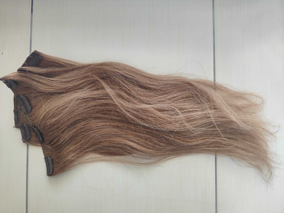 Naturalne włosy ciemny blond doczepiane 5 taśm na spinki 45 cm 126 g