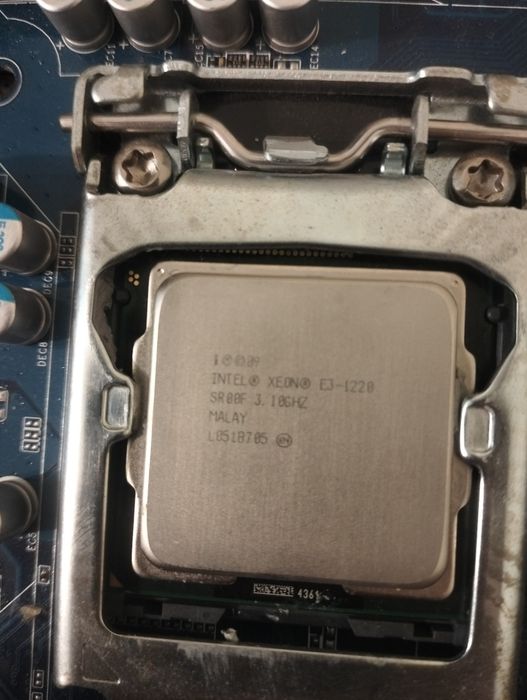 Płyta główna GIGABYTE z procesorem, ramem i chłodzeniem