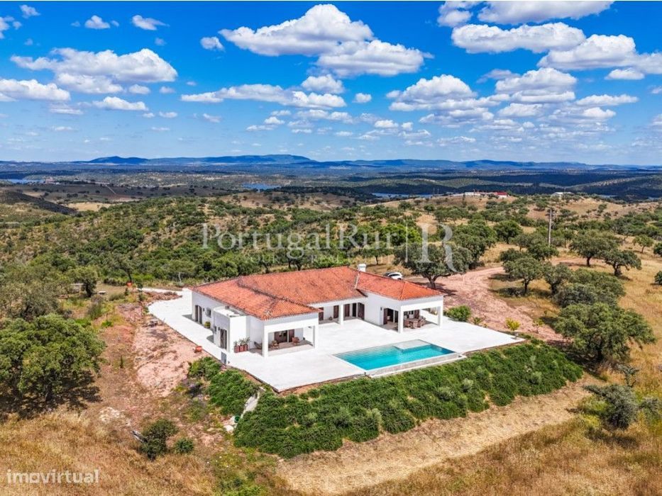 Quinta de 27 ha com Moradia T4 e Piscina no Alandroal
