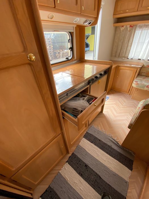 Продаємо улюблений сімейний причеп кемпінг Burstner