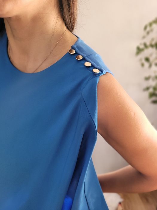 Elegancka kobaltowa sukienka Ted Baker M z pelerynką koktajlowa