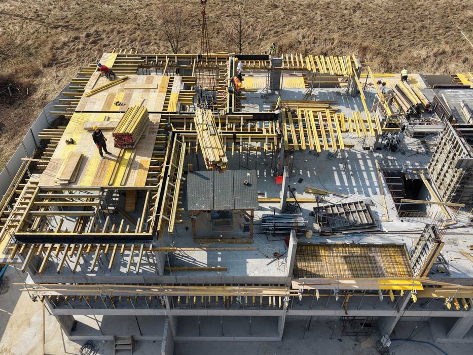 Wynajem sprzedaż szalunków rusztowań podnośników kontenerów ogrodzeń