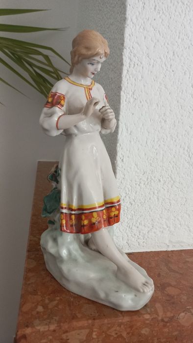 Figurka kobiety stara