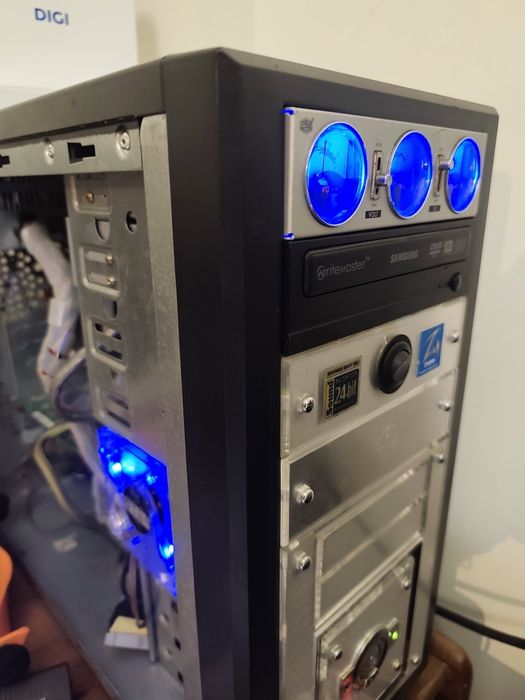 PC RETRO Pentium 4/2.4Mhz/ 512kb cache
Memoria- 2 X 512Kb/ 166Mhz / DDR333
Disco- 250G
Placa gráfica-ATI RADEON 9250 128MB AGP8X 
Placa de som- Cre
