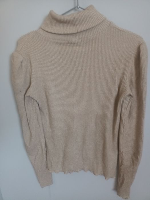 Beżowy golf z bufkami