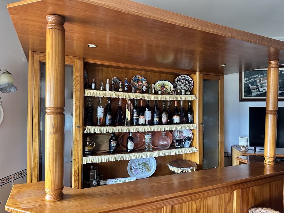 Bar em Madeira Maciça | Clássico | Com Iluminação e 2 Bancos | Excelente Estado
