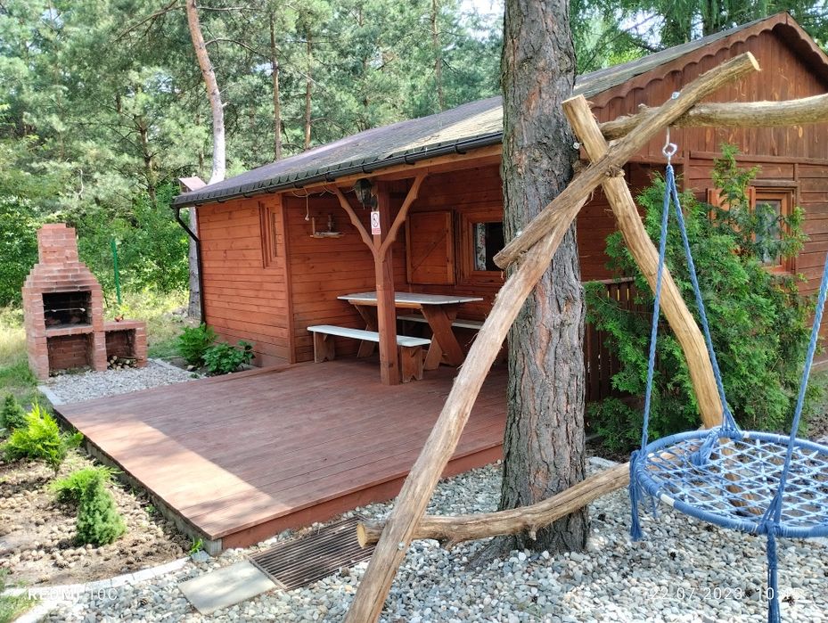 Domek nad zalewem na ogrodzonej działce.