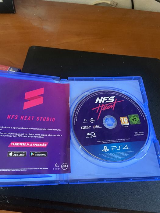 PlayStation 4 com 2 comandos e jogos