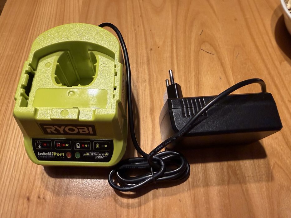 Kompaktowa ładowarka 18 V ONE+ RC18120