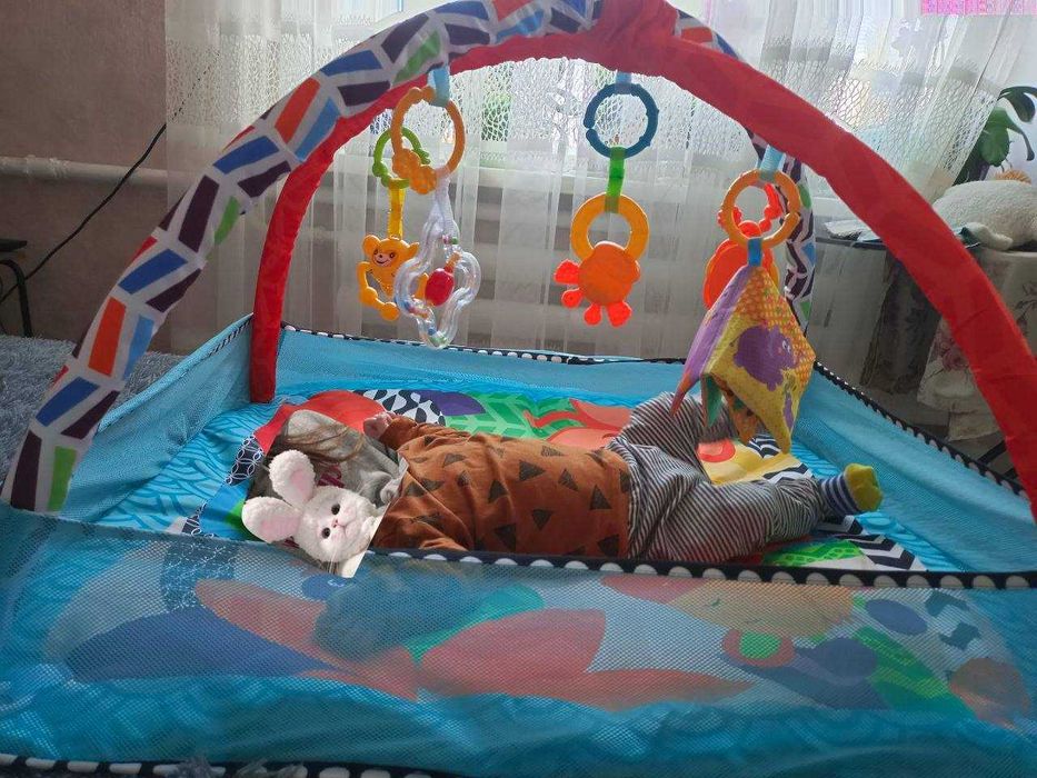 Дитячий килимок для немовляти з підвісками майже новий!