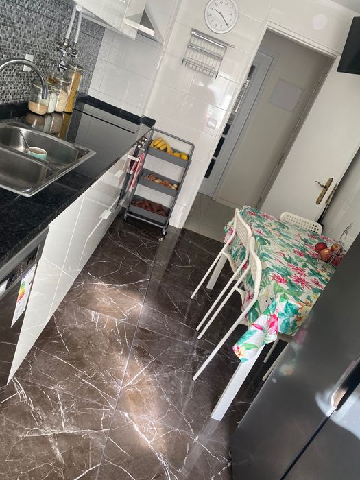 Alugo uma suite em apartamento