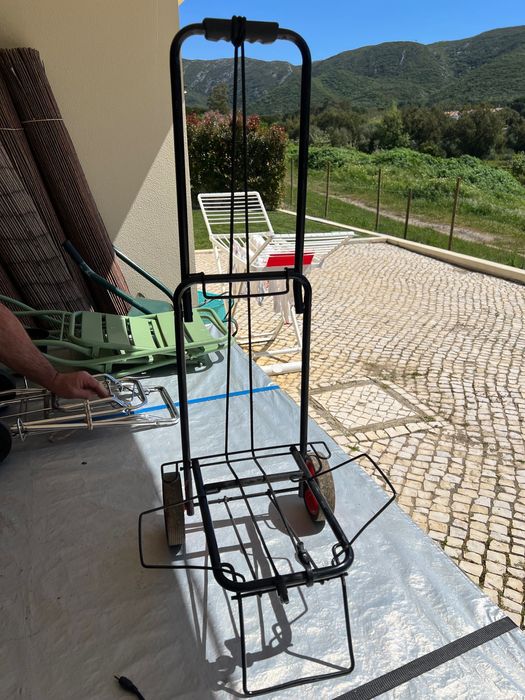 Carrinho de transporte metálico com rodas