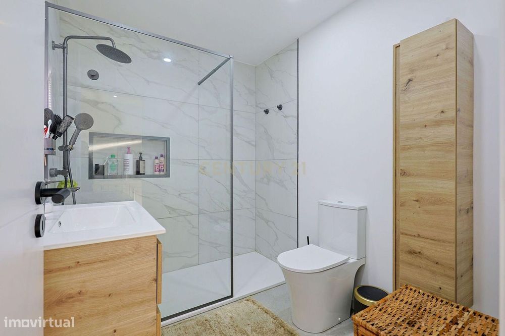 Apartamento T3 Duplex Remodelado no Centro de Corroios