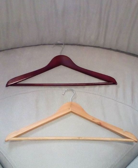 Cabides coloridos, madeira e resistentes p/ o roupeiro da sua filhota