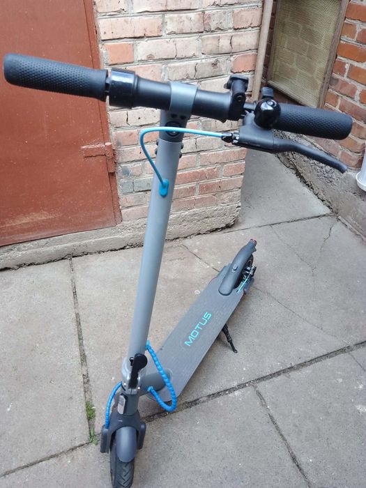Продам електросамокат Motus Scooty 8,5 Lite