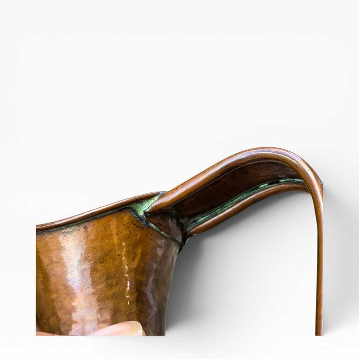 Jarro Antigo Cobre Martelado com Asa e Bico Ondulado