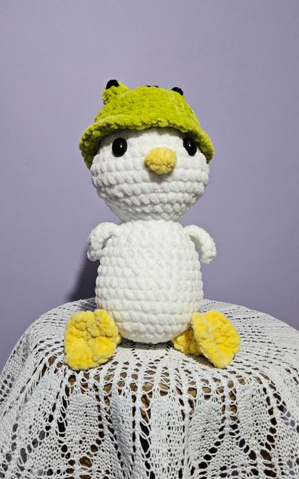 Słodziachna kaczka z kapeluszem żabką z miękkiej włóczki