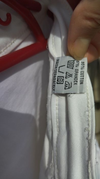 Джинсы белые с кружевом и стразами.  29 размер