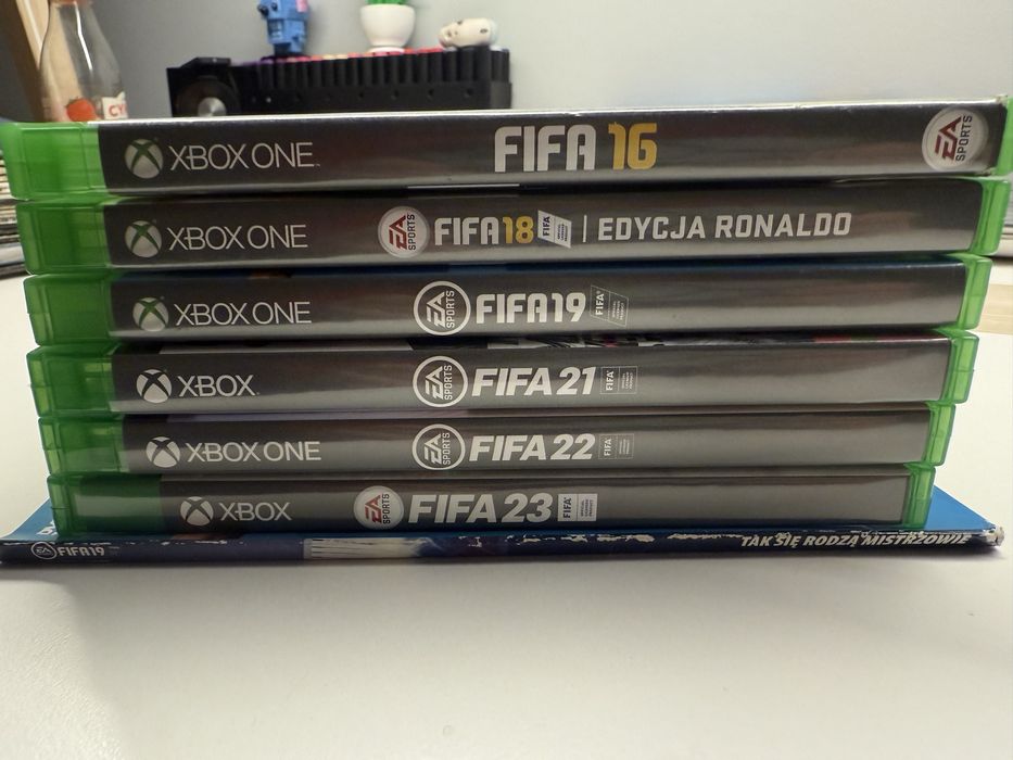 Zestaw 6 fif 16,18,19,21,22,23 plus poradnik do gry zbox one