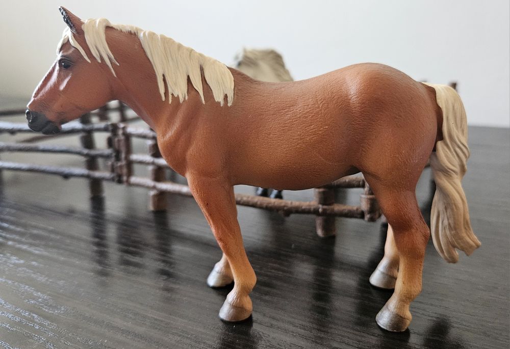 Collecta. Zagroda dla koni. 3 figurki koni . 1 źrebak schleich.