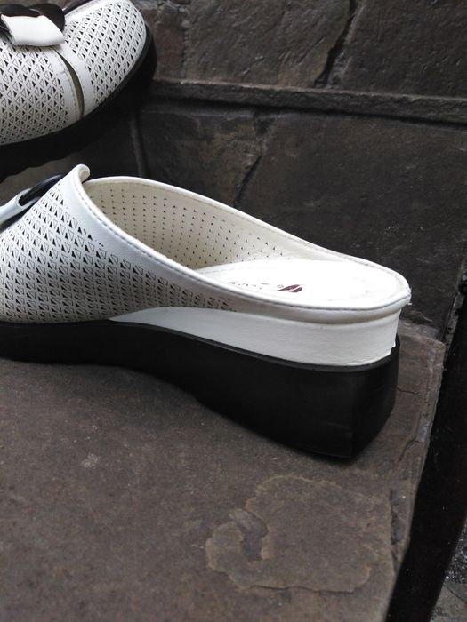 Шлепанцы на танкетке