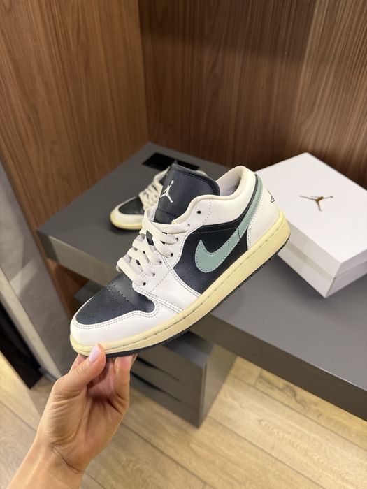 Жіночі кросівки Nike Jordan Travis Scott golden goose