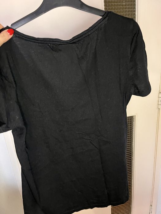 Tshirt preta com decote em V