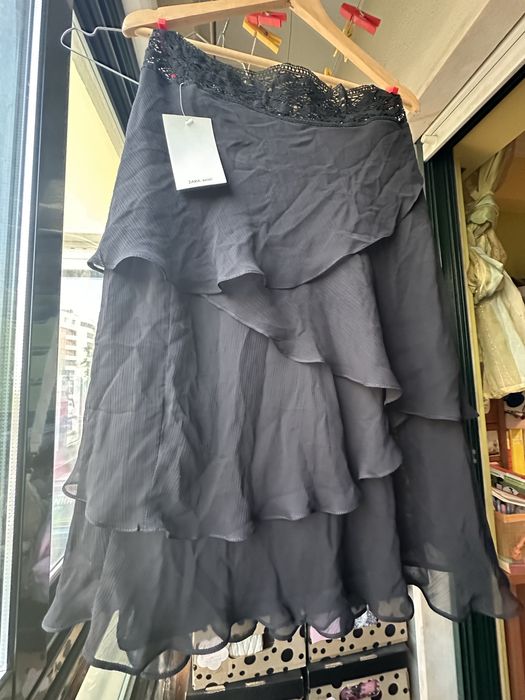 Saia folhos e renda preta Zara - super elegante (nova)