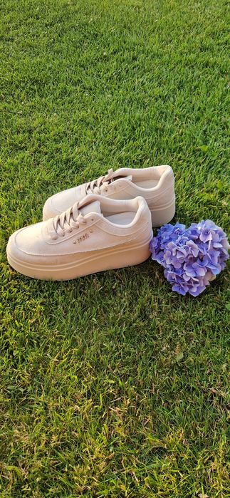 Buty damskie na koturnie