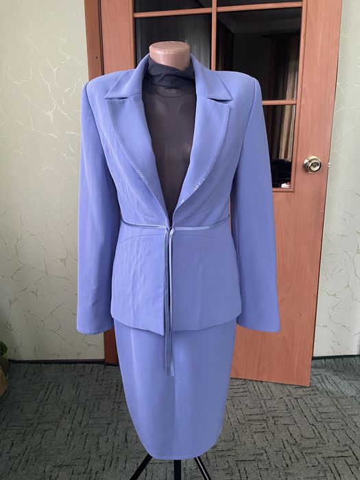 Жіночий офіційно-діловий костюм