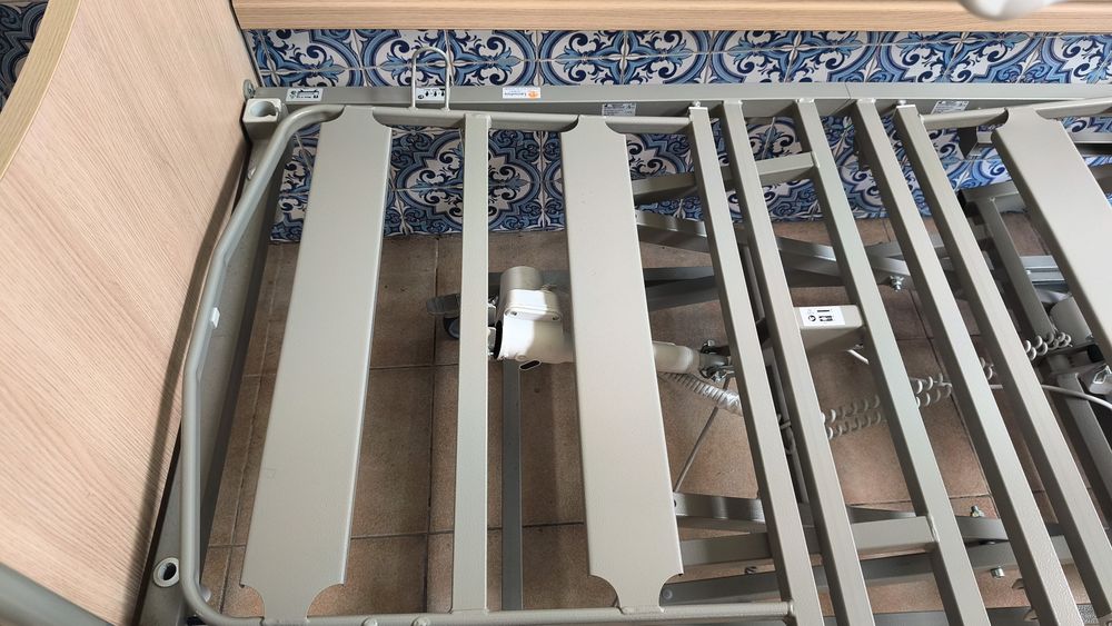 Cama articulada hospitalar elétrica