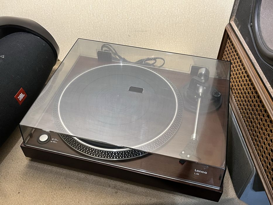 Красивый HI-FI проигрыватель винила LENCO L90 с фонокорректором