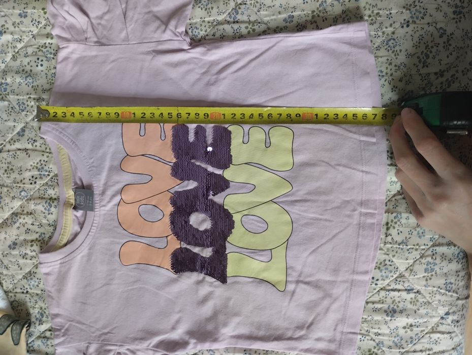 Bawełniany t-shirt dziewczęcy z cekinami 110/116