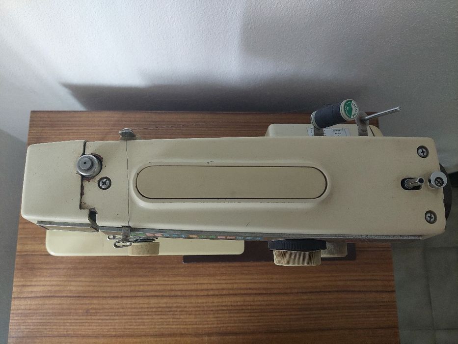 Máquina de costura com armário para embutir